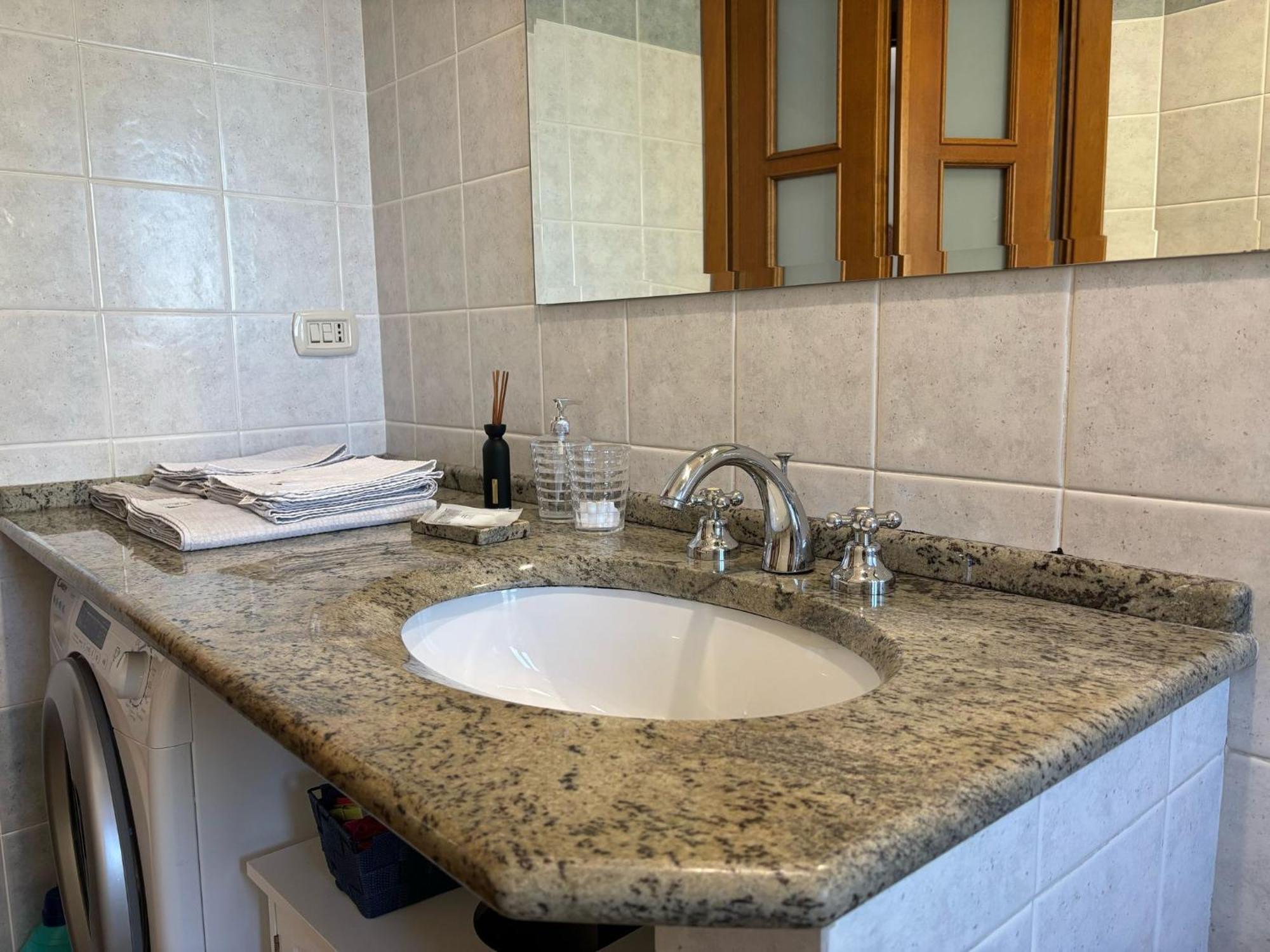 Bright Port View Apartment- Free Parking Cagliari Kültér fotó