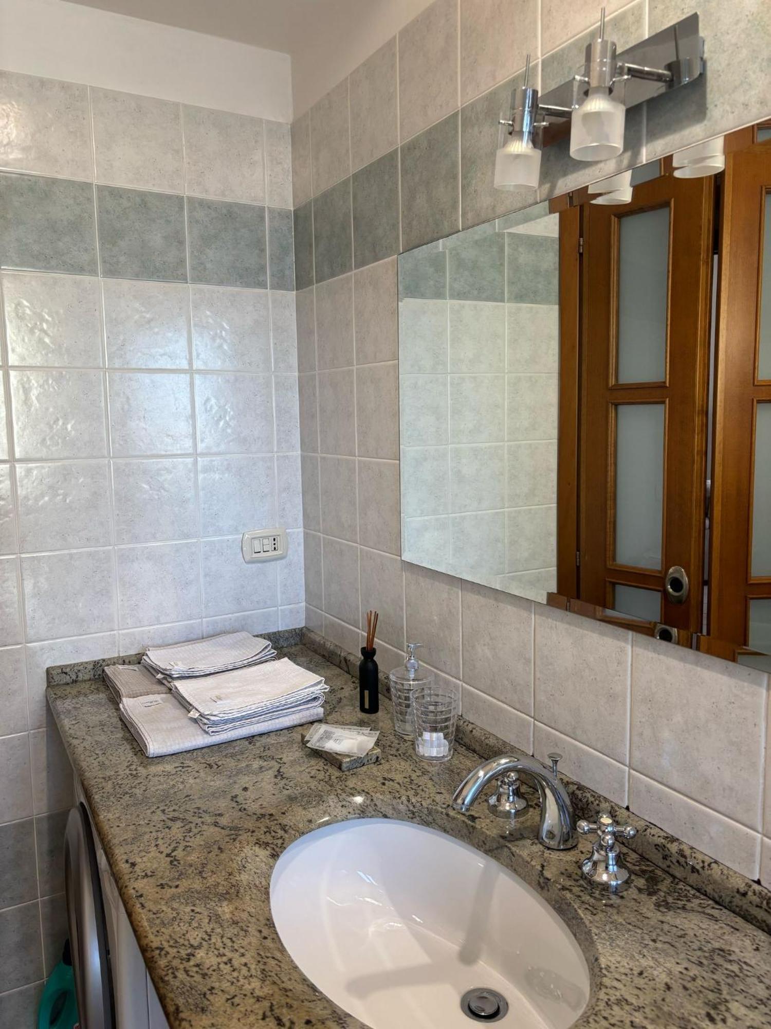 Bright Port View Apartment- Free Parking Cagliari Kültér fotó